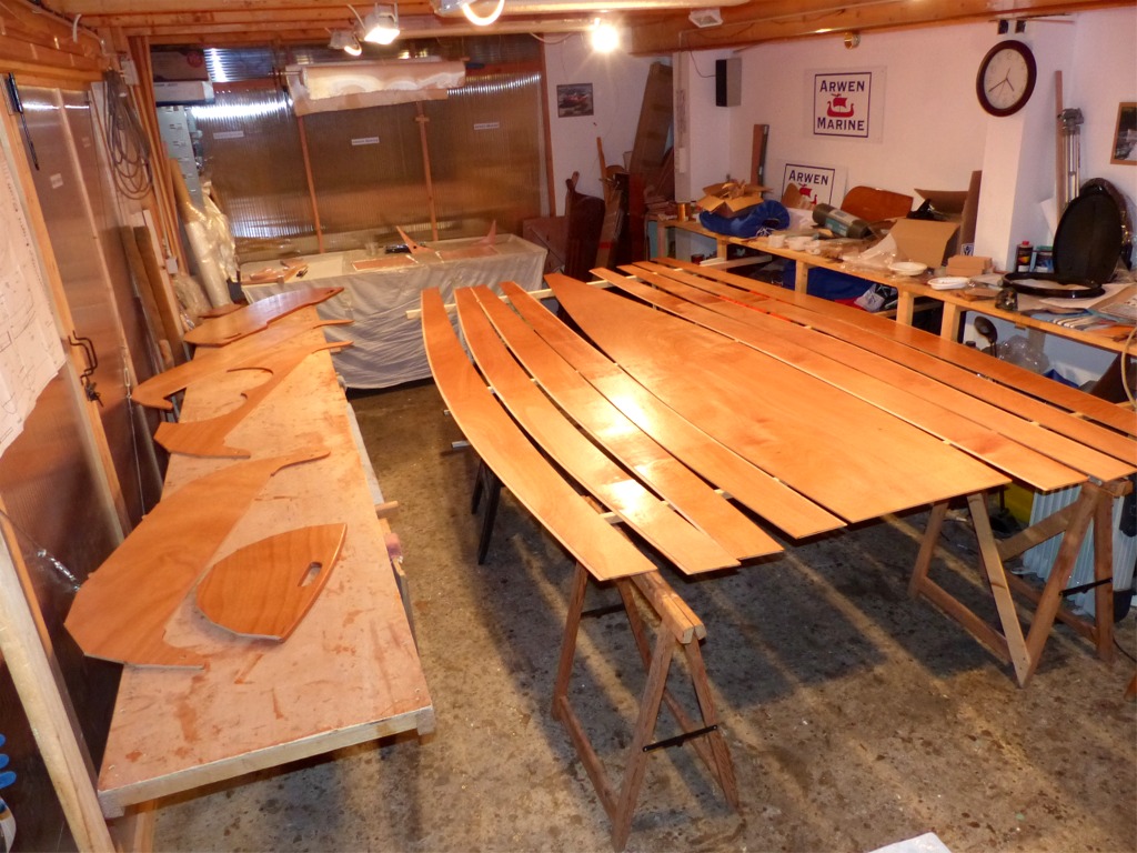 Je suspends la construction du Skerry Raid pour passer &agrave; celle d'un PassageMaker Dinghy pour Thierry et Catherine qui navigueront &agrave; son bord dans les parages d'Ol&eacute;ron. J'ai commenc&eacute; par coller tous les joints-puzzle des panneaux de coque et je viens de passer une couche d'impr&eacute;gnation &eacute;poxy sur toutes les pi&egrave;ces. 