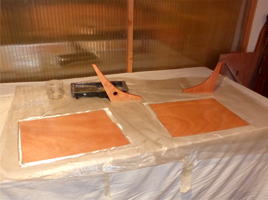 J'ai aussi stratifi&eacute; de petits bouts de tissu de verre sur les deux "joues" du puits de d&eacute;rive. Avant la couche d'impr&eacute;gnation, j'avais aussi coll&eacute; le contre-tableau et la contre-marotte, et fait un certain nombre de per&ccedil;ages, pon&ccedil;ages et pr&eacute;-finitions. 