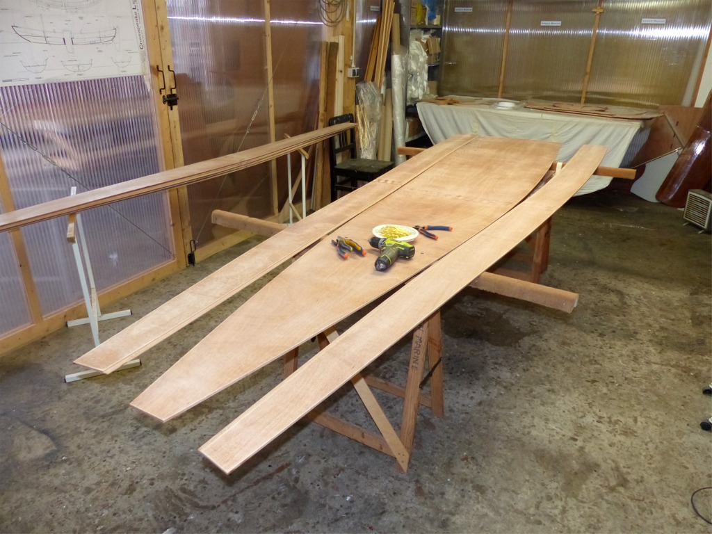 Apr&egrave;s avoir ponc&eacute; la couche d'impr&eacute;gnation sur toutes les pi&egrave;ces, j'aborde la couture de la coque. 