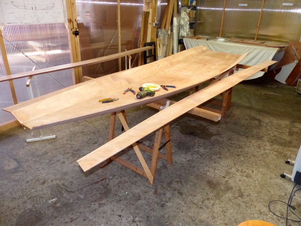 Je me suis d'ailleurs laiss&eacute; pi&eacute;ger par cette facilit&eacute;, et j'ai oubli&eacute; de tracer sur la sole la position du pied de m&acirc;t et du puits de d&eacute;rive. Je ne m'en suis aper&ccedil;u qu'&agrave; la fin de la couture et devrai donc le faire apr&egrave;s le collage, lorsque la coque sera asser rigide pour &ecirc;tre retourn&eacute;e. Je commence par coudre les deux bord&eacute;s 1 de part et d'autre de la sole. 