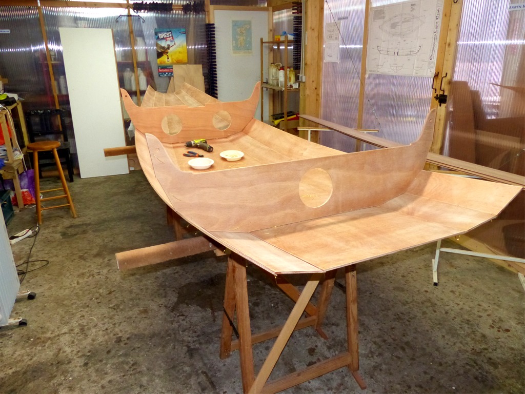 J'encha&icirc;ne avec la couture des bord&eacute;s 2. Le rapprochement des bords des panneaux effectu&eacute; par les sutures, aid&eacute; par le guidage des deux cloisons suffit donner sa forme d&eacute;finitive au fond de la coque.