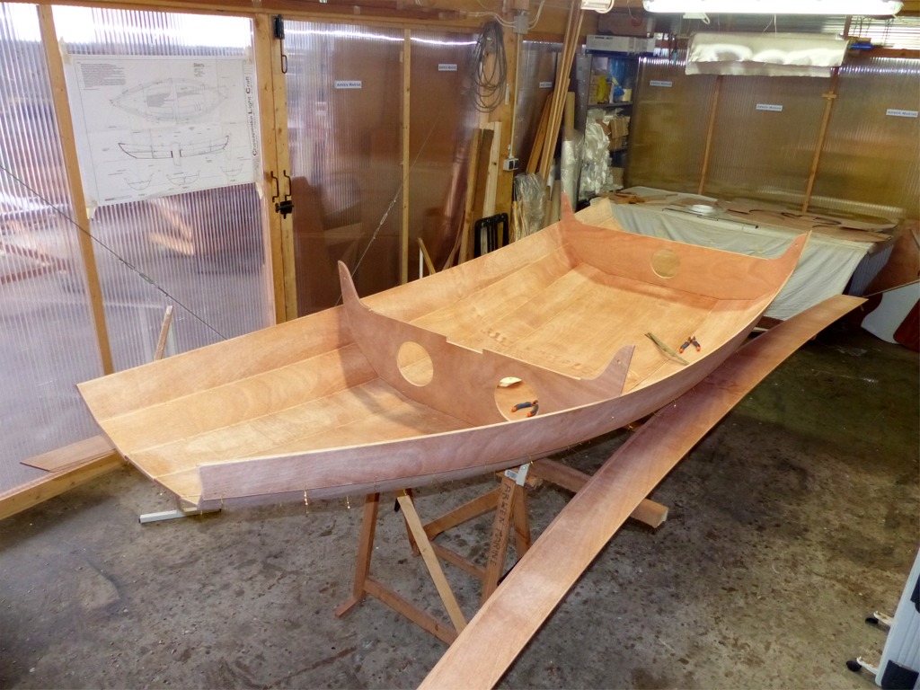 Je continue avec les bord&eacute;s 3 et suis surpris, une fois encore de la facilit&eacute; et de la rapidit&eacute; avec lesquelles la coque prend sa forme... Il me faudra moins d'une demie journ&eacute;e pour suturer l'ensemble de la coque ! 