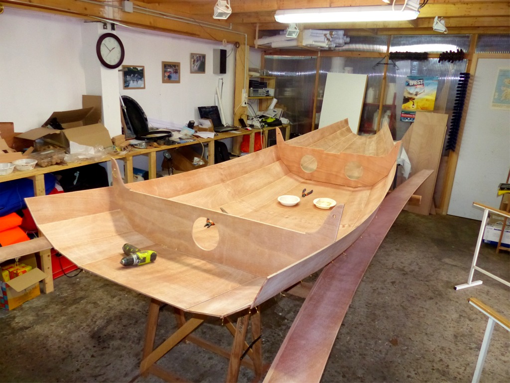 La perceuse visible au premier plan ne m'aura servi qu'&agrave; repercer deux trous mal positionn&eacute;s en tout et pour tout. Le fil de laiton est un peu plus raide que le fil de cuivre que l'on utilise habituellement et il r&eacute;siste un peu mieux &agrave; la torsion, et je n'ai cass&eacute; que deux sutures. Par contre, on se griffe nettement plus qu'avec du fil de cuivre, car les extr&eacute;mit&eacute;s des sutures sont plus aigu&euml;s. 