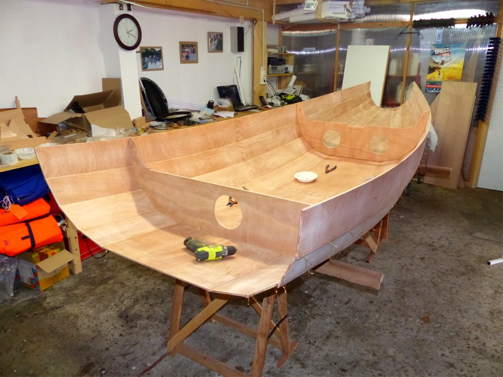 Avec les bord&eacute;s 4 en place, la coque du PassageMaker Dinghy est surprenante de volume, avec une largeur et un creux inhabituels sur mes autres mod&egrave;les. 