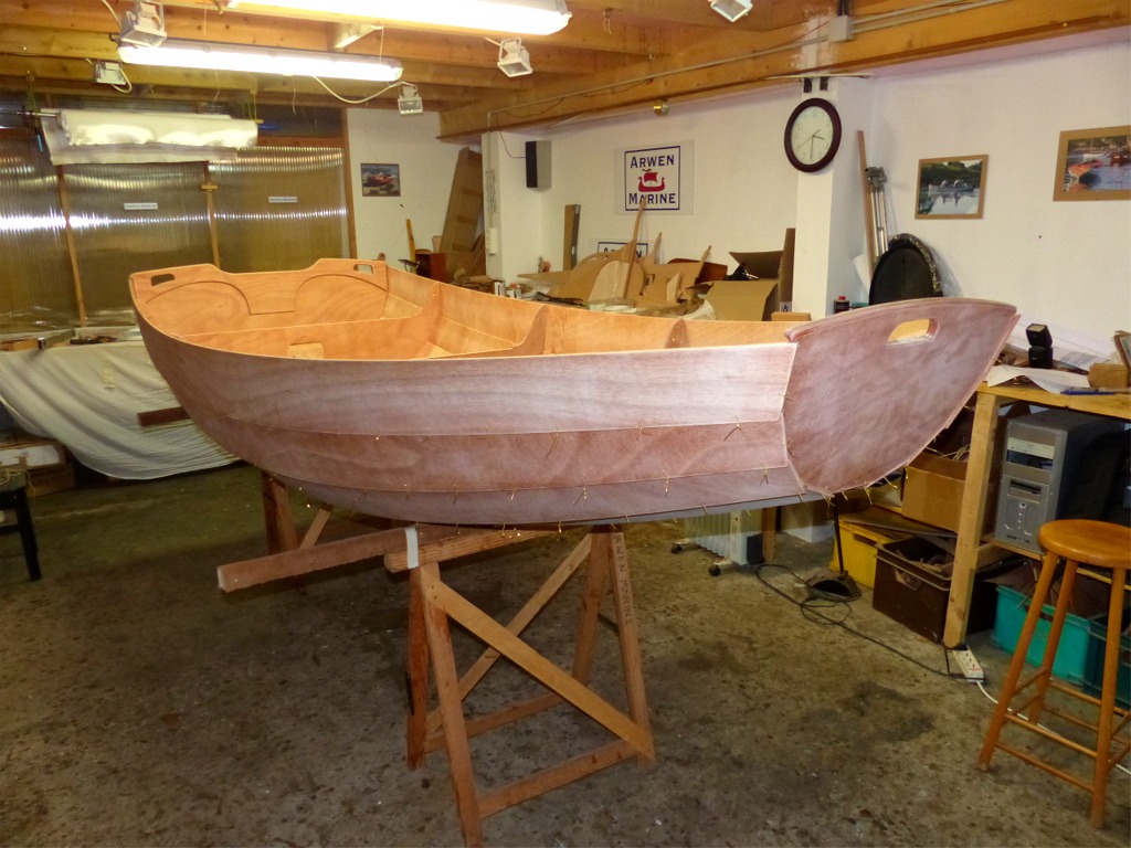 Je termine en cousant la marotte, le tableau et la cloison centrale. 