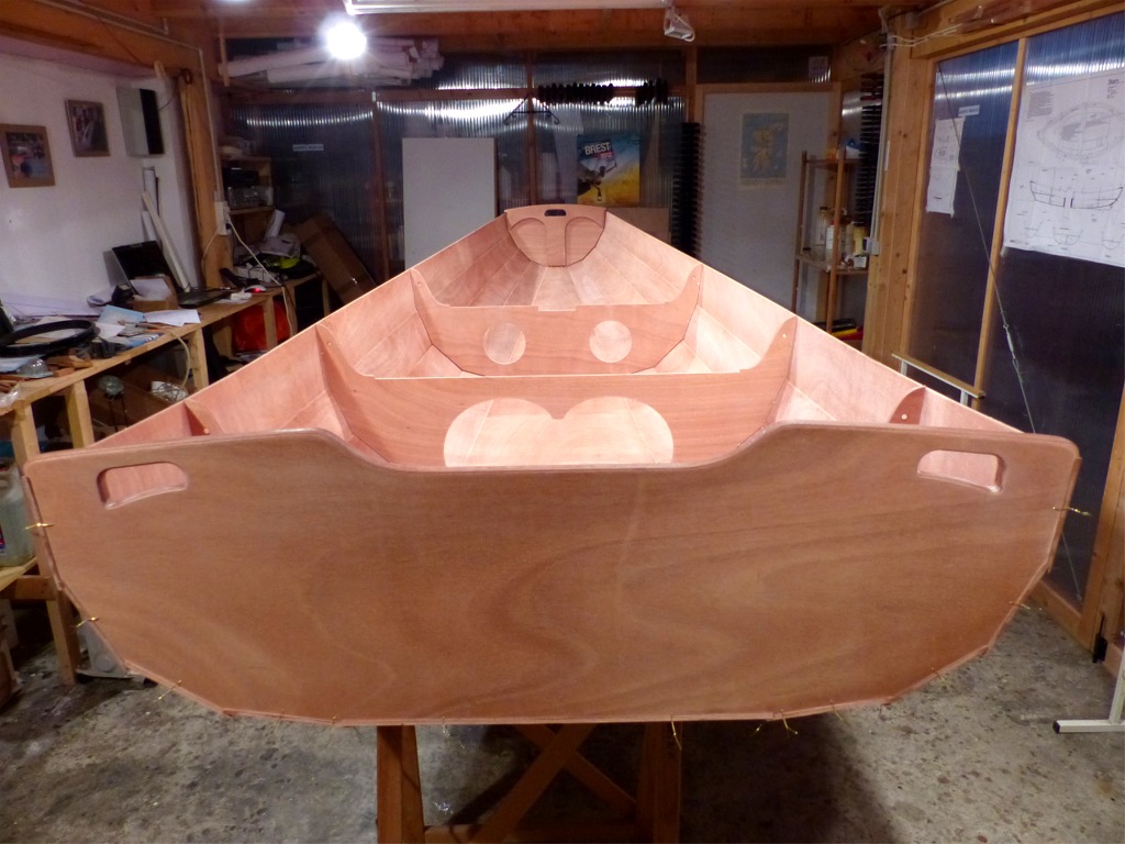 Car malgr&eacute; son allure de grosse prame (qu'il est, car il a &eacute;t&eacute; dessin&eacute; pour servir d'annexe &agrave; des trawlers de plaisance), il marche d'une fa&ccedil;on &eacute;tonnante &agrave; la voile et &agrave; l'aviron, comme j'ai pu le constater avec les trois exemplaires que j'ai d&eacute;j&agrave; construits. Cette forme de coque est d'ailleurs r&eacute;cemment revenue en faveur sous le nom de "scow", terme g&eacute;n&eacute;rique anglo-saxon d&eacute;signant les coques &agrave; marotte. 