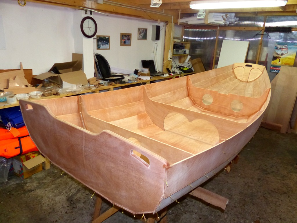 L'int&eacute;r&ecirc;t des coques &agrave; marotte est d'allonger leur flottaison &agrave; la g&icirc;te sans d&eacute;saxer la car&egrave;ne, comme cela se produit pour les monocoques modernes planants qui sont presque triangulaires et donc tr&egrave;s asym&eacute;triques d&egrave;s qu'ils sont fortement g&icirc;t&eacute;s, comme c'est le cas au pr&egrave;s. Dans le cas d'un "Super PassageMaker", le fond de la coque serait un peu trop cintr&eacute;, ce qui obligerait &agrave; le cabrer fortement pour le faire planer. Il faudrait donc aplatir la sole et les bord&eacute;s de fond, ce qui conduit comme je l'&eacute;cris plus haut &agrave; redessiner le bateau. 