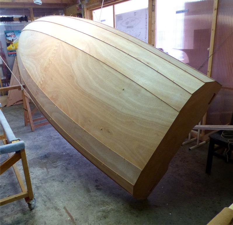 Je continue le retournement en transf&eacute;rant le poids vers l'arri&egrave;re : sur cette photo le bateau est support&eacute; &agrave; 80% par le cordage et j'ai pos&eacute; l'arri&egrave;re au sol. 