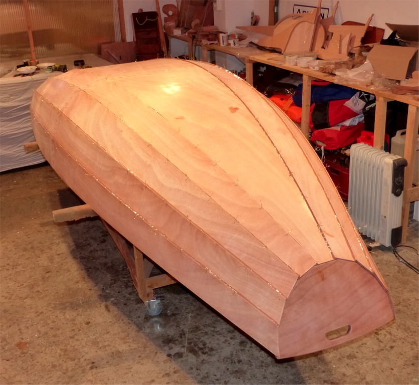 Et voi&agrave; ! J'ai pris cette photo apr&egrave;s avoir d&eacute;pos&eacute; un filet d'&eacute;poxy "vinaigrette" dans chaque joint entre les panneaux de coque. L'&eacute;poxy "vinaigrette" doit &ecirc;tre assez fluide pour p&eacute;n&eacute;trer le plus loin possible dans les joints afin d'assurer de bons collages, mais pas trop pour ne pas couler &agrave; travers les fentes. 