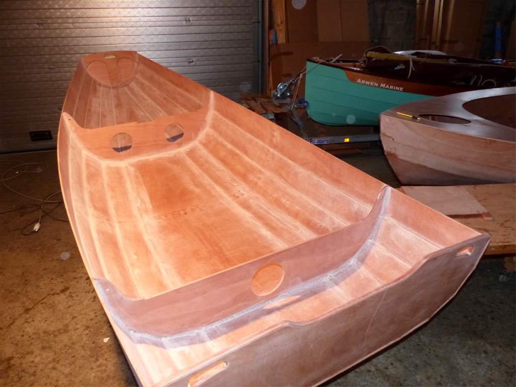 Le lendemain (mardi), je ponce tous les nouveaux joints en vue de la stratification de la surface int&eacute;rieure. Il tombe une l&eacute;g&egrave;re pluie et je fais donc ce pon&ccedil;age &agrave; l'int&eacute;rieur. J'ai branch&eacute; la ponceuse sur l'aspirateur afin de limiter la dispersion de poussi&egrave;re d'&eacute;poxy dans l'atelier. J'ai ensuite fini le travail &agrave; la main, et fait cette photo avant de passer un bon coup d'aspirateur et un chiffon humide pour terminer le d&eacute;poussi&eacute;rage. 