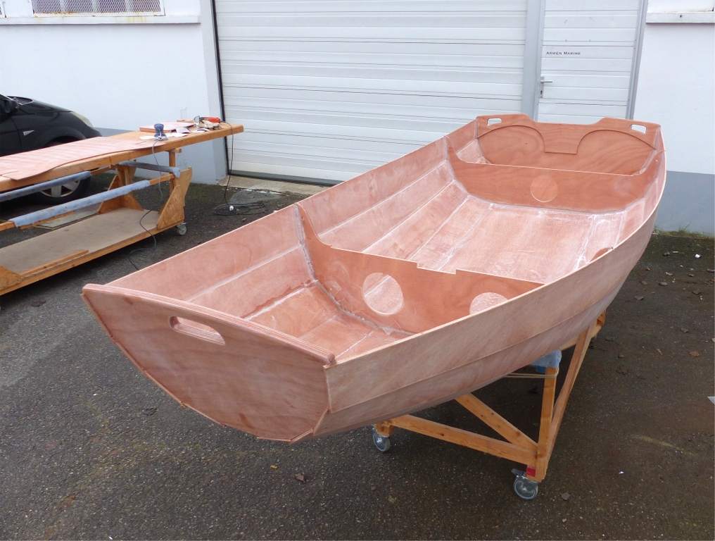 Le lendemain (mercredi), il ne pleut plus et je peux sortir la coque afin de poncer la surface du compartiment int&eacute;rieur en vue de la suite des op&eacute;rations. Petit b&eacute;mol : il fait 0&deg; et je songe avec nostalgie aux belles temp&eacute;ratures que nous avons eues toute cette ann&eacute;e jusqu'au d&eacute;but du mois de d&eacute;cembre... Comme on le voit sur la table &agrave; gauche, je ponce aussi la surface des si&egrave;ges sur laquelle j'ai pass&eacute; une couche d'impr&eacute;gnation. 