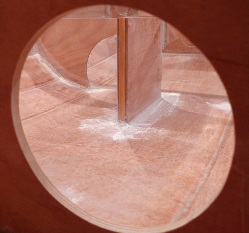 Cadrage audacieux &agrave; travers l'ouverture de la trappe b&acirc;bord de la cloison avant pour cette photo de la surface int&eacute;rieure avant d&eacute;poussi&eacute;rage. 