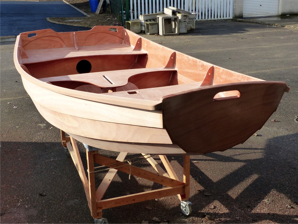 J'encha&icirc;ne en arrondissant l'ar&ecirc;te sup&eacute;rieure ext&eacute;rieure des listons &agrave; l'aide de la d&eacute;fonceuse mont&eacute;e avec la fraise en quart de rond, et je fais &eacute;galement un arrondi aux quatre coins. C'est presque No&euml;l avant l'heure avec ce bon coup de soleil qui r&eacute;chauffe bien l'ambiance (le thermom&egrave;tre indique 3&deg; &agrave; l'ombre). 