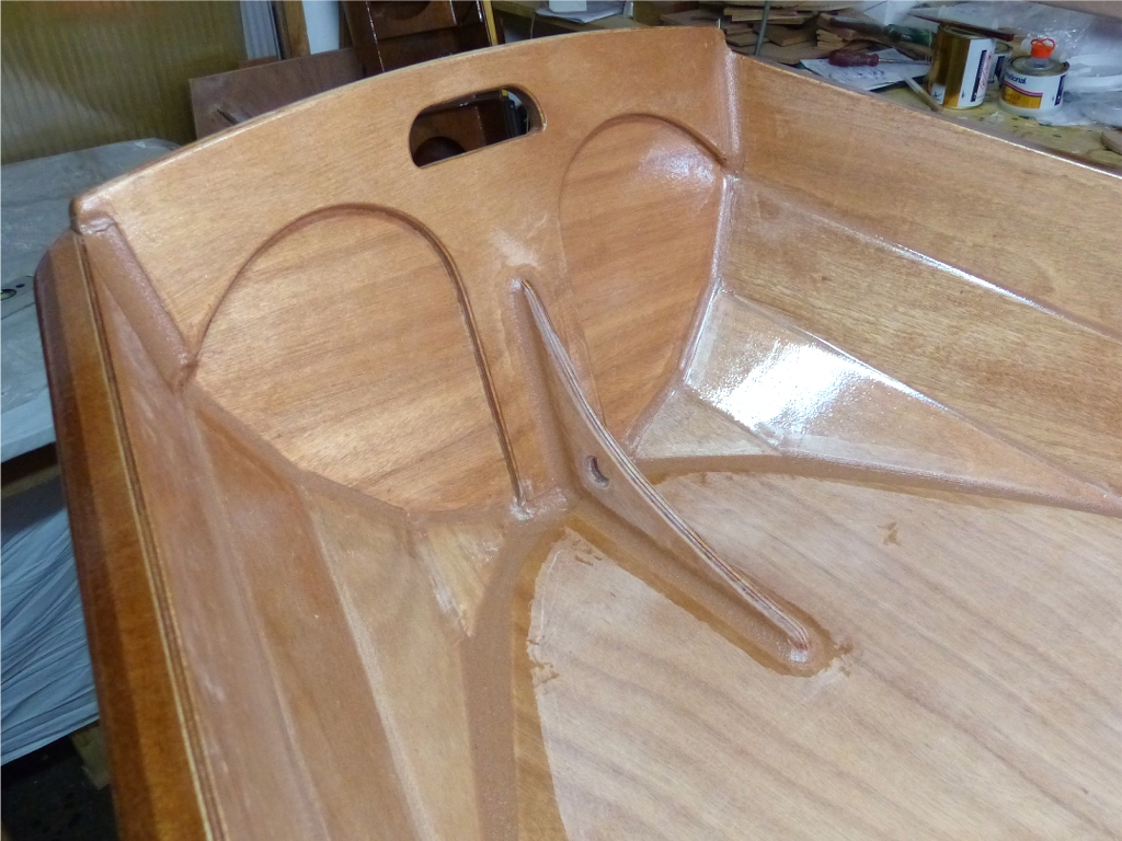 Ainsi que ceux de la courbe qui joint la marotte au si&egrave;ge avant. J'ai aussi repass&eacute; une couche sur le joint-cong&eacute; entre la partie avant du si&egrave;ge et l'int&eacute;rieur du bordage, car il y avait des zones un peu concaves, ce qui n'est pas tr&egrave;s joli. 