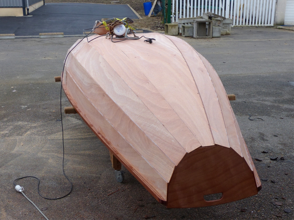 Je sors le bateau retourn&eacute; pour "nettoyer" les premiers collages que j'avais faits sur les joints ext&eacute;rieurs, car je vais bient&ocirc;t faire la stratification de l'ext&eacute;rieur de la coque, et je dois donc finaliser ces joints, c'est &agrave; dire faire de petits joints-cong&eacute;s entre tous les panneaux de coque, afin de faire des transitions plus &eacute;l&eacute;gantes et l&eacute;g&egrave;rement renforcer les collages.. 