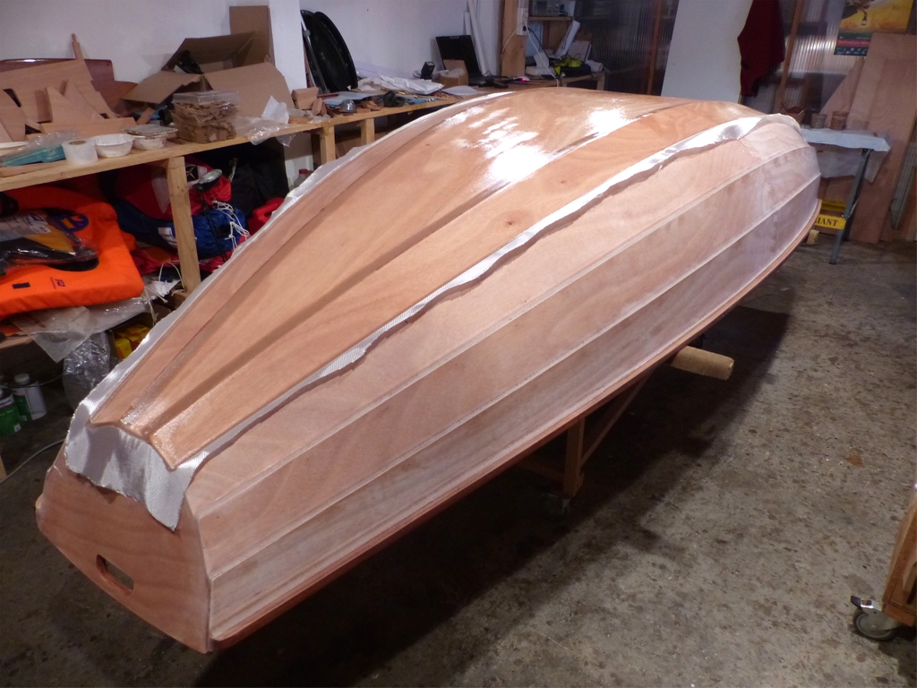 Le lendemain (mardi), j'attaque la stratification : comme sur l'intérieur, seuls la sole et les deux bordés 1 sont concernés. 