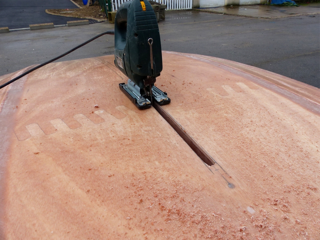 Je relie les deux trous de deux traits de scie sauteuse, apr&egrave;s avoir trac&eacute; deux parall&egrave;les &agrave; 8 mm de l'axe, qui me laissent une marge th&eacute;orique de 2 mm de chaque c&ocirc;t&eacute;. Malgr&eacute; la pratique (c'est le 66e bateau que je construis et au moins la moiti&eacute; avec un puits de d&eacute;rive), c'est toujours un moment d'incertitude, m&ecirc;me si on sait de fa&ccedil;on rationnelle que l'on ne peut pas avoir plac&eacute; le puits ailleurs que l&agrave; o&ugrave; il est suppos&eacute; &ecirc;tre... 