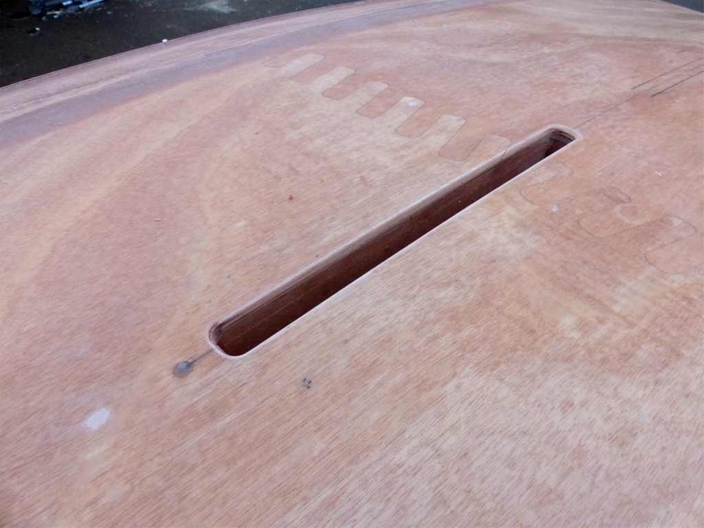 Je termine en utilisant la fraise &agrave; quart de rond pour arrondir l'ar&ecirc;te autour de l'ouverture. On peut bien s&ucirc;r ouvrir un puits de d&eacute;rive sans d&eacute;fonceuse, mais on gagne un temps fou avec. 