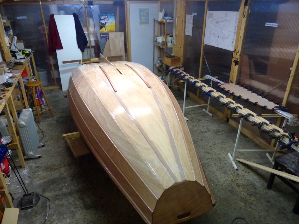 On voit sur la droite de l'image que j'ai aussi coll&eacute; les deux &eacute;paisseurs de la d&eacute;rive et les baguettes int&eacute;rieures de la vergue et de la b&ocirc;me.