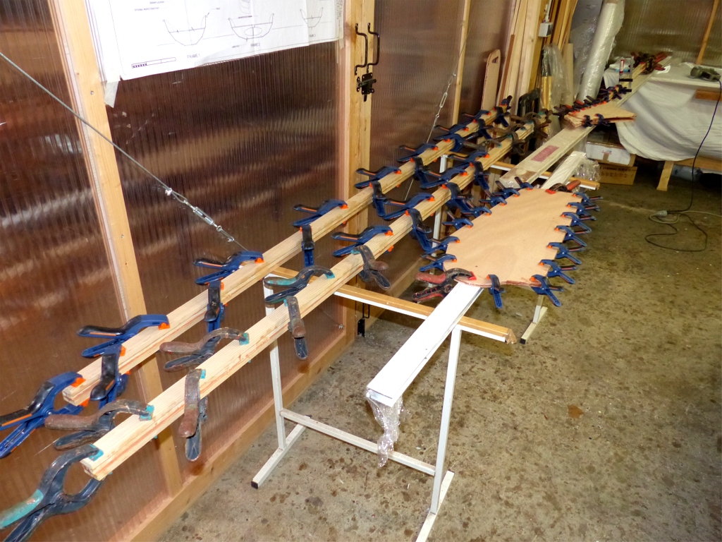 J'ai sorti toute ma collection de pinces pour presser le collage de la b&ocirc;me et de la vergue, celui des deux &eacute;paisseurs du safran, des trois &eacute;l&eacute;ments de la t&ecirc;te du gouvernail et de la barre. 