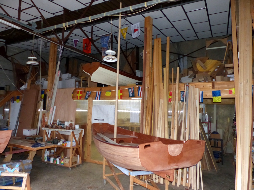 Suite et fin de la construction du PassageMaker Dinghy de Thierry et Catherine : j'en suis &agrave; l'essayage du m&acirc;t (pas pour la hauteur, mais pour l'ajustement des cales au pied et &agrave; l'&eacute;tambrai). La pluie me contraint &agrave; faire les s&eacute;quences de m&acirc;tage, d&eacute;m&acirc;tage, ajustement, rem&acirc;tage, etc. &agrave; l'int&eacute;rieur, ce qui complique un peu l'op&eacute;ration car j'ai tout juste la hauteur requise sur une surface assez r&eacute;duite.