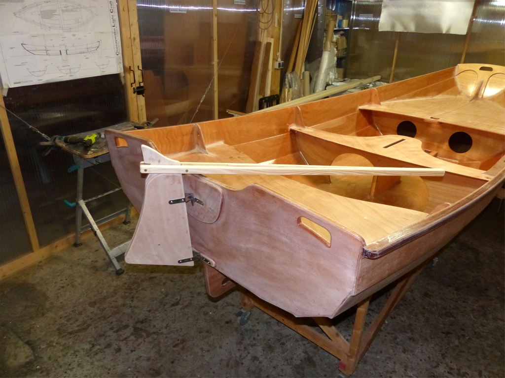 Apr&egrave;s l'ajustement du m&acirc;t, je monte les ferrures de gouvernail, qui a l'air un peu bizarre sans son safran.... 