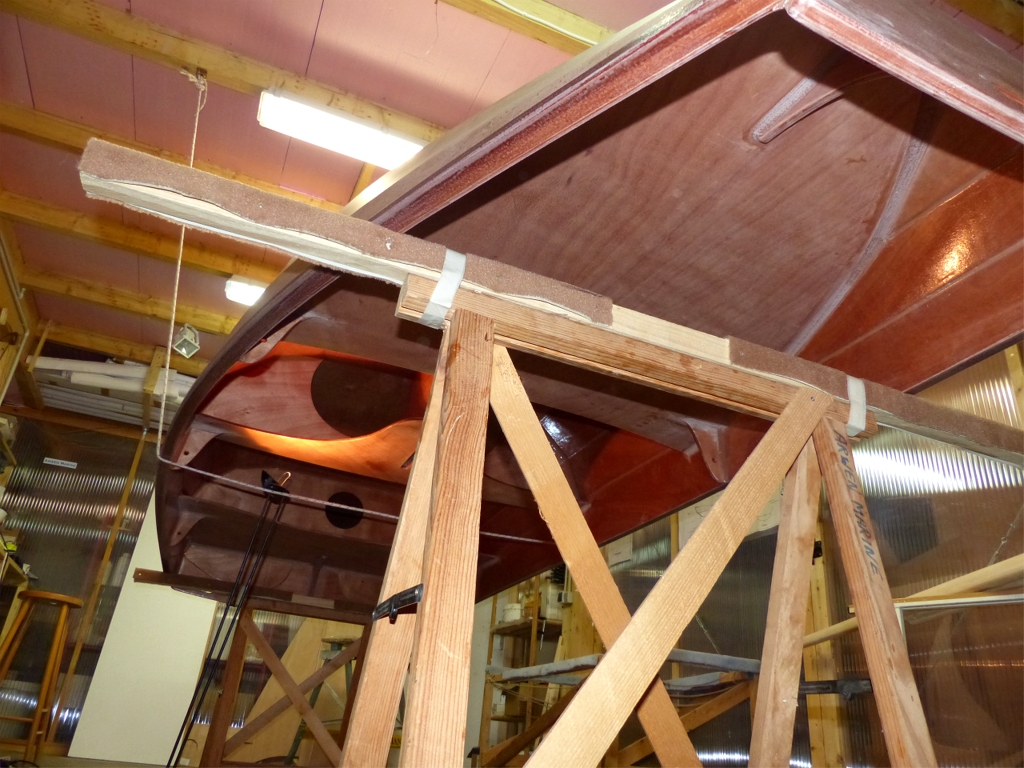 Puis je retourne encore la coque pour effectuer la derni&egrave;re op&eacute;ration de cette construction : les joints-cong&eacute;s entre le haut des cloisons et le dessous des si&egrave;ges. 