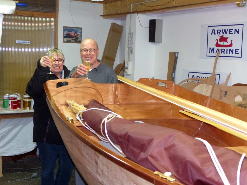 Je me joins à Catherine et Thierry, ici avec le PassageMaker Dinghy que j'ai construit pour eux en décembre, pour vous souhaiter à tous une excellente année 2015 ! 