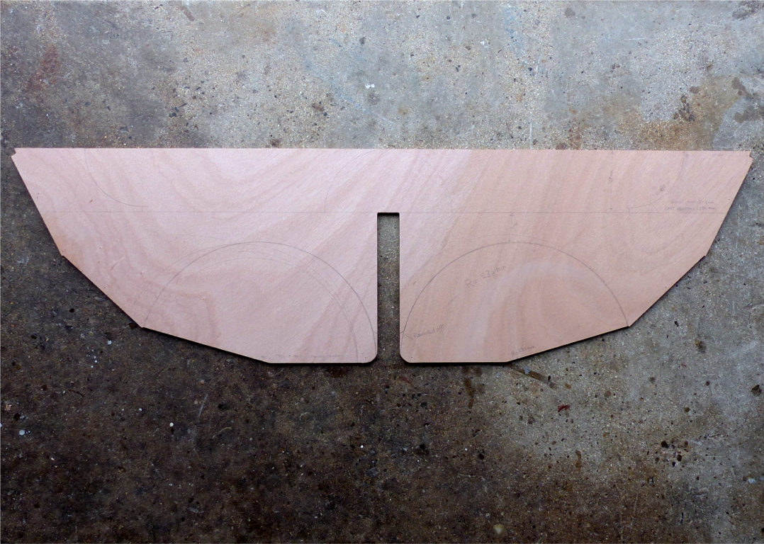 Le lendemain, je reviens sur la construction du Skerry Raid, que j'avais interrompue pour celle du PassageMaker. J'ai trac&eacute; les modifications que je souhaite apporter &agrave; la cloison temporaire afin de la rendre d&eacute;finitive. 