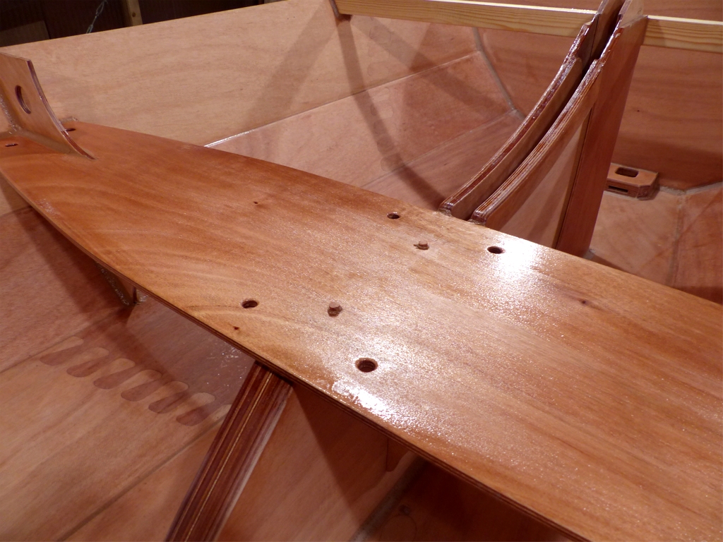 Il n'y aura plus qu'&agrave; araser les tampons quand l'&eacute;poxy aura durci. J'ai fait quatre trous &agrave; travers le banc de part et d'autre du puits de d&eacute;rive, car on a toujours tout un tas de choses &agrave; amarrer &agrave; bord d'un bateau de randonn&eacute;e. Il y a &eacute;galement deux trous &agrave; travers le banc le long du bord&eacute; de chaque c&ocirc;t&eacute;. 