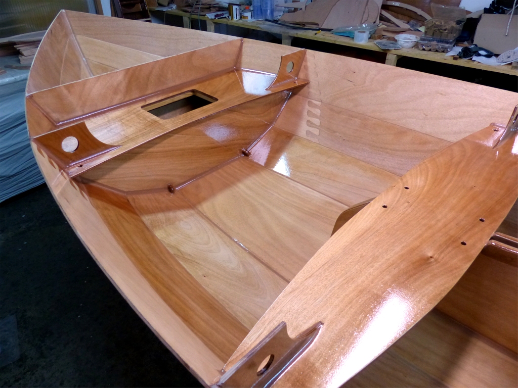 Le petit coffre de cockpit sera tr&egrave;s pratique pour ranger ce qui doit rester &agrave; port&eacute;e de main mais au sec, en particulier mon appareil photo. Il est en effet hors de question de devoir ouvrir et fermer la trappe ovale du compartiment arri&egrave;re &agrave; chaque photo, elle trop loin et c'est trop risqu&eacute;. La trappe du petit coffre sera &agrave; port&eacute;e de main du barreur assis au fond ou sur le plat-bord. De plus, sa trappe rectangulaire grise visible plus haut est tr&egrave;s pratique car elle se ferme et se v&eacute;rouille &agrave; l'aide d'un seul loquet, et se manoeuvre donc d'une seule main (et vite). 