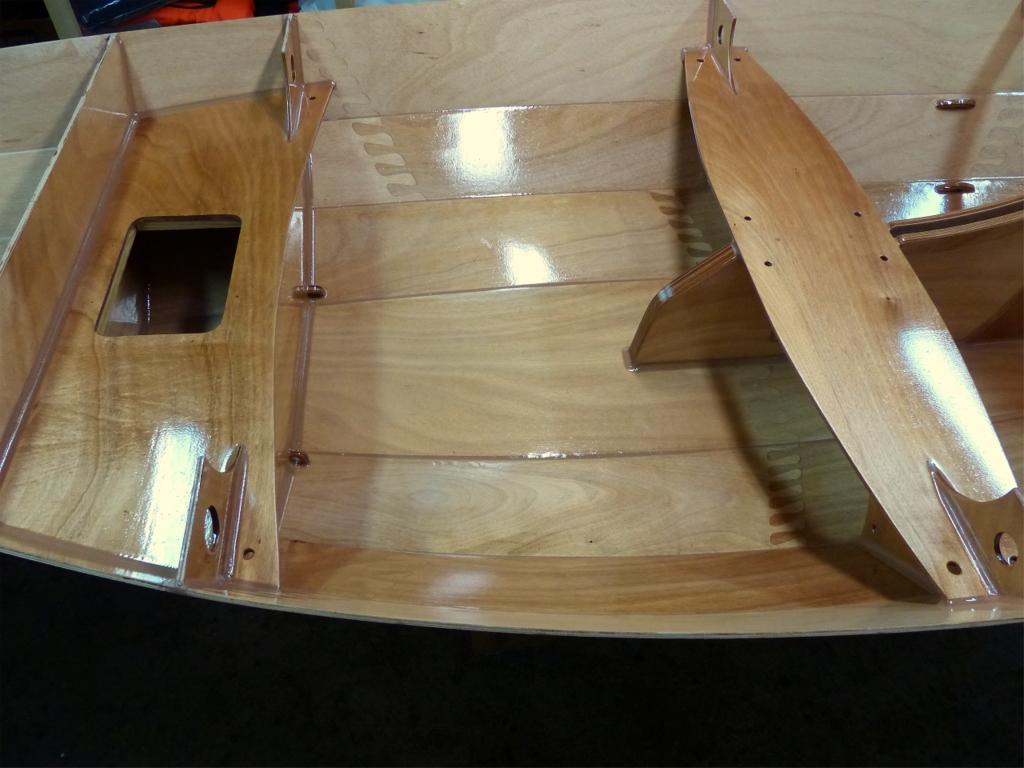 Si vous avez de bons yeux, vous pouvez voir un autre refus (en double tache) juste au-dessus &agrave; gauche du reflet de lumi&egrave;re du bas du bord&eacute; 1 b&acirc;bord. J'ai ensuite pass&eacute; un bon petit moment &agrave; r&eacute;fl&eacute;chir &agrave; des petits si&egrave;ges lat&eacute;raux qui ne soient pas des banquettes, mais permettent de s'assoir au fond sans se trouver assis dans l'eau (le terme de mouille-cul qui d&eacute;crit ces petits bateaux contient une forte part de v&eacute;rit&eacute;...) Je d&eacute;cide d'attendre que le pont soit en place pour revenir sur ce probl&egrave;me important ! 