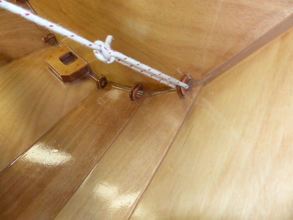 Et dans les deux pontets sup&eacute;rieurs de l'avant afin de les tester, bien que je ne fusse pas inquiet, mais en fait &ccedil;a m'amusait de les utiliser. Et mille points pour avoir plac&eacute; un imparfait du subjonctif ! 