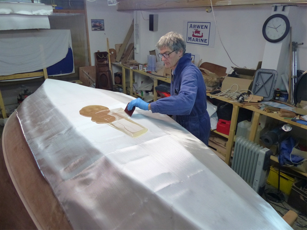 Après avoir séché et réchauffé le Skerry Raid, nous passons à la stratification. Nous avons décidé de la faire à la squeegee pour changer, car nous avons fait toutes les dernières avec Pierre au rouleau. Nous avons commencé par lisser le tissu de verre sur la surface extérieure de la sole et des deux bordés 1, car seul le bas de la coque sera stratifié sur l'extérieur. 