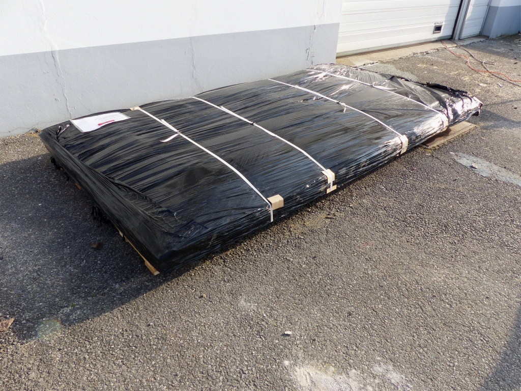 Pendant la construction du Cavelier, j'ai re&ccedil;u les pi&egrave;ces de la barquette marseillaise sur plan F. Vivier que je vais bient&ocirc;t construire pour Michel : une palette de 3.10 m par 1.53 m qui pesait bien lourd (il y avait 0.6 m3 de contreplaqu&eacute; marine okoum&eacute; - 15 feuilles - plus la palette, donc autour de 300 kg). Heureusement que mes voisins sont nombreux et costauds, nous nous sommes mis &agrave; 6 pour la descendre du camion... 