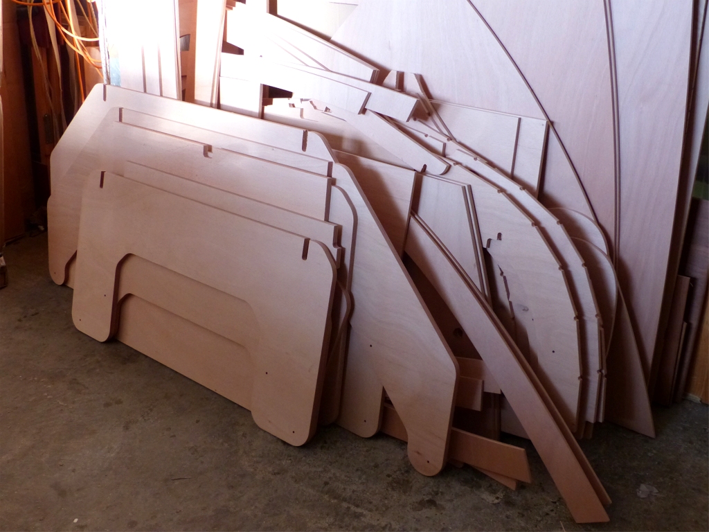 Je l'ai ensuite d&eacute;ball&eacute;e sur place et j'ai rentr&eacute; les pi&egrave;ces une &agrave; une en laissant les chutes dehors... puis j'en ai r&eacute;cup&eacute;r&eacute; une partie, puis pratiquement tout, car je ne supporte pas l'id&eacute;e de jeter quelques centim&egrave;tres carr&eacute;s de contreplaqu&eacute; marine, au prix que &ccedil;a co&ucirc;te... Je suis conscient de ce que cela a de path&eacute;tique (et de pathologique), car en fait on ne trouve pratiquement jamais la pi&egrave;ce qu'il faut dans le tas de chutes, ce n'est finalement qu'une belle perte de temps &agrave; chaque recherche et je sais qu'un jour je finirai par devoir en jeter l'essentiel...