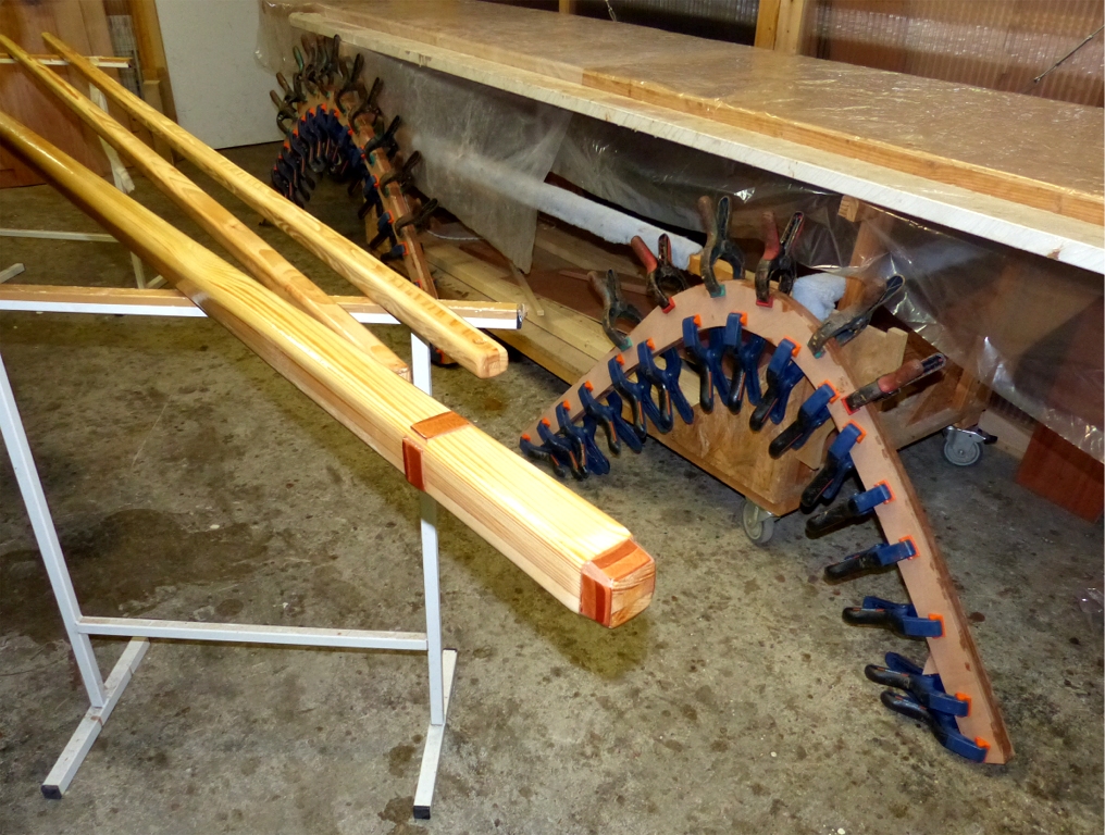 En parall&egrave;le je termine les espars du Skerry "La Baleine", que j'avais construit cet automne. Le gr&eacute;ement m'avait &eacute;t&eacute; command&eacute; apr&egrave;s la r&eacute;alisation de la coque. Je viens de passer une couche d'&eacute;poxy sur le m&acirc;t, la b&ocirc;me et la vergue. On voit au premier plan le pied du m&acirc;t avec ses cales en contreplaqu&eacute; dur, au niveau du pied et de l'&eacute;tambrai. Ces cales en biseau permettent de bien caler le m&acirc;t, sans pour autant qu'il reste bloqu&eacute; et impossible &agrave; extraire. Au second plan, on aper&ccedil;oit l'&eacute;trave et l'&eacute;tambot de la barquette, que je viens de coller.