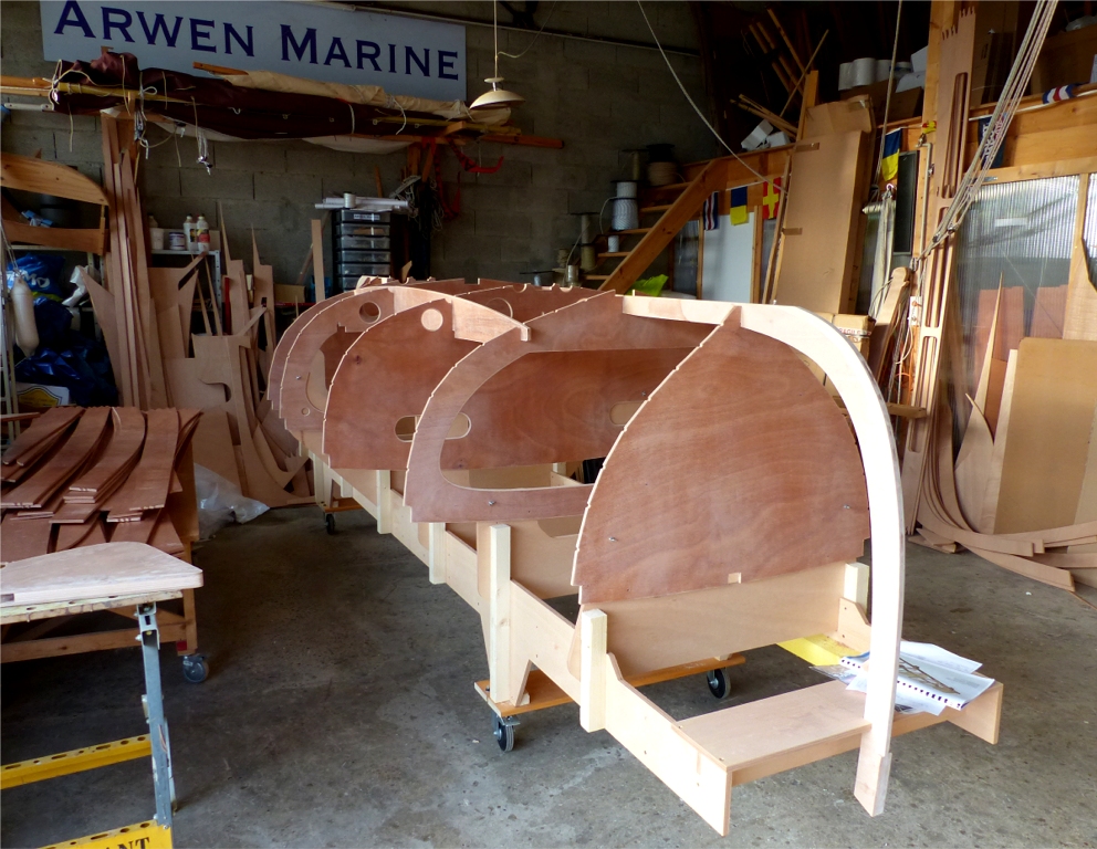 Je reviens sur la barquette, dont j'ai r&eacute;assembl&eacute; la structure sur le mannequin. On voit que j'ai &eacute;querr&eacute; l'&eacute;trave (ainsi que l'&eacute;tambot, invisible sur l'image) et mis en place les "carlingues" qui seront compl&eacute;t&eacute;es dans le plan longitudinal par la quille en bois masif, sur laquelle seront coll&eacute;s l'&eacute;trave et l'&eacute;tambot. En effet, je n'ai pas encore re&ccedil;u au moment de cette photo le stock de pin de Caroline que je vais utiliser pour r&eacute;aliser tous les &eacute;l&eacute;ments de structure en bois massif de la barquette. 