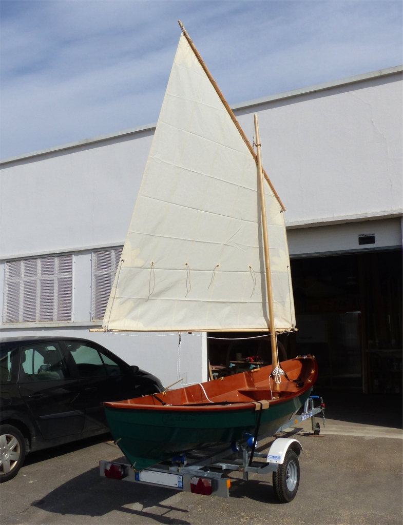 Ce vendredi, j'ai aussi livr&eacute; le gr&eacute;ement de misainier pour le Skerry "La Baleine", que voici. En effet, chaque emplanture diff&egrave;re en tout petit peu : la forme et la taille du trou au passage du pied de m&acirc;t et de l'&eacute;tambrai ne sont pas calibr&eacute;s avec une grande pr&eacute;cision, et j'avais demand&eacute; &agrave; disposer du bateau quelques jours afin de finaliser l'ajustage des cales de l'emplanture. La jolie voile au tiers est coup&eacute;e par la voilerie Rochard, voisine de Picardie ! 