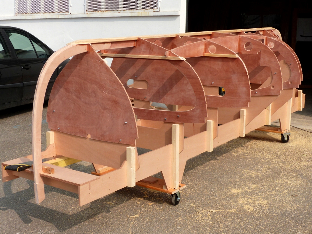 Ca y est ! J'ai enfin r&eacute;ellement d&eacute;marr&eacute; la construction de la barquette marseillaise dessin&eacute;e par Fran&ccedil;ois Vivier pour Michel. Les semaines pass&eacute;es, j'ai longuement pr&eacute;par&eacute; cette construction en montant le mannequin, et j'ai enfin fait les premiers collages cette semaine, comme vous allez le voir. Voici tout d'abord le mannequin complet avec l'&eacute;trave, la quille et l'&eacute;tambot (invisible &agrave; l'arri&egrave;re-plan) en plus des couples et des deux &eacute;l&eacute;ments longitudinaux qui sont emboit&eacute;s dans les couples et raidissent le fond de la coque. 