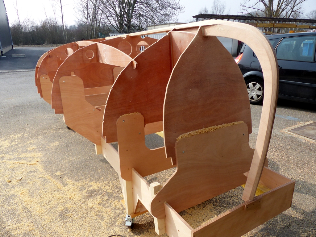 L'abondance de copeaux jaunes au sol t&eacute;moigne que j'ai longuement jou&eacute; du rabot (&eacute;lectrique surtout et &agrave; main un peu) pour faire l'&eacute;querrage de la quille (en pin de Caroline), dans le prolongement de celui de l'&eacute;trave et de l'&eacute;tambot. La partie avant des &eacute;l&eacute;ments longitudinaux fait office de cloison lat&eacute;rale du r&eacute;servoir de ballast liquide de 160 litres, plac&eacute; sous le plancher &agrave; l'avant du cockpit. 