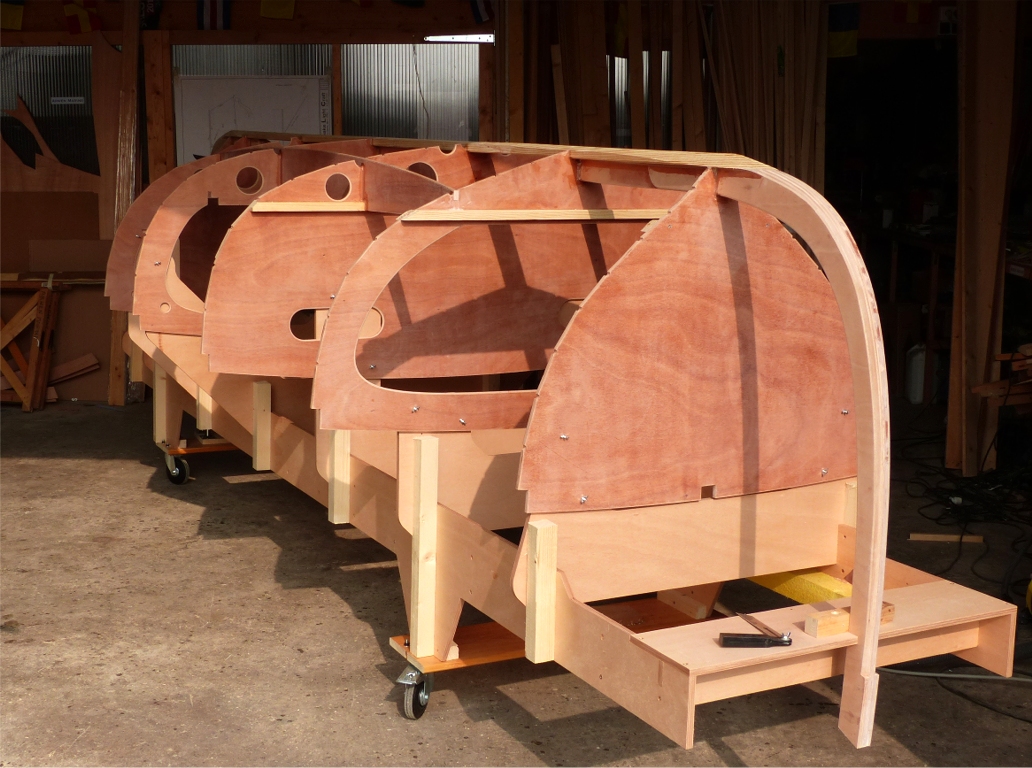 Tous les &eacute;l&eacute;ments du mannequin sont coll&eacute;s les uns aux autres &agrave; l'&eacute;poxy. Notez que j'ai aussi coll&eacute; une partie des tasseaux qui doivent recevoir les planchers mobiles. Tout le fond du bateau restera ouvert, la flottabilit&eacute; (380 litres) &eacute;tant concentr&eacute;e dans quatre compartiments : coqueron avant, coqueron arri&egrave;re en deux parties pour laisser place au puits moteur (un moteur &eacute;lectrique sophistiqu&eacute; de marque allemande) et un petit compartiment lat&eacute;ral sur tribord qui compense le volume du puits moteur. 