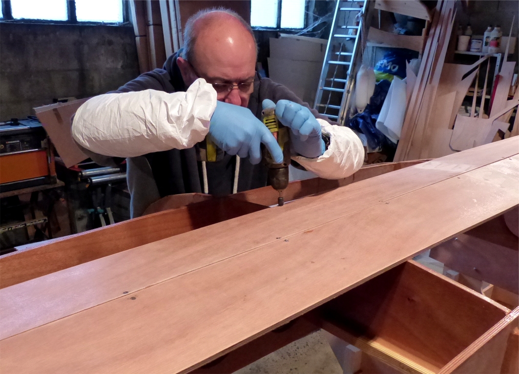 Les galbords sont d'abord viss&eacute;s &agrave; sec (sans colle), d&eacute;mont&eacute;s puis remont&eacute;s apr&egrave;s avoir tartin&eacute; la quille et tous les chants des couples d'&eacute;poxy charg&eacute;e. Toutes les vis sont en inox A4, bien que je pense en d&eacute;monter une partie afin notamment de pouvoir raboter toute la ligne de quille, ainsi que l'&eacute;trave et l'&eacute;tambot afin de cr&eacute;er un nouveau chant qui recevra l'ensemble fausse quille, fausse &eacute;trave et faux &eacute;tambot (chut, ne dites pas au propri&eacute;taire que ces pi&egrave;ces seront fausses !) 