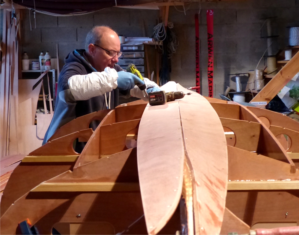 Cot&eacute; ext&eacute;rieur, les vis sont plac&eacute;es dans les couples, qui ne font que 12 mm d'&eacute;paisseur, et il faut bien viser ! 