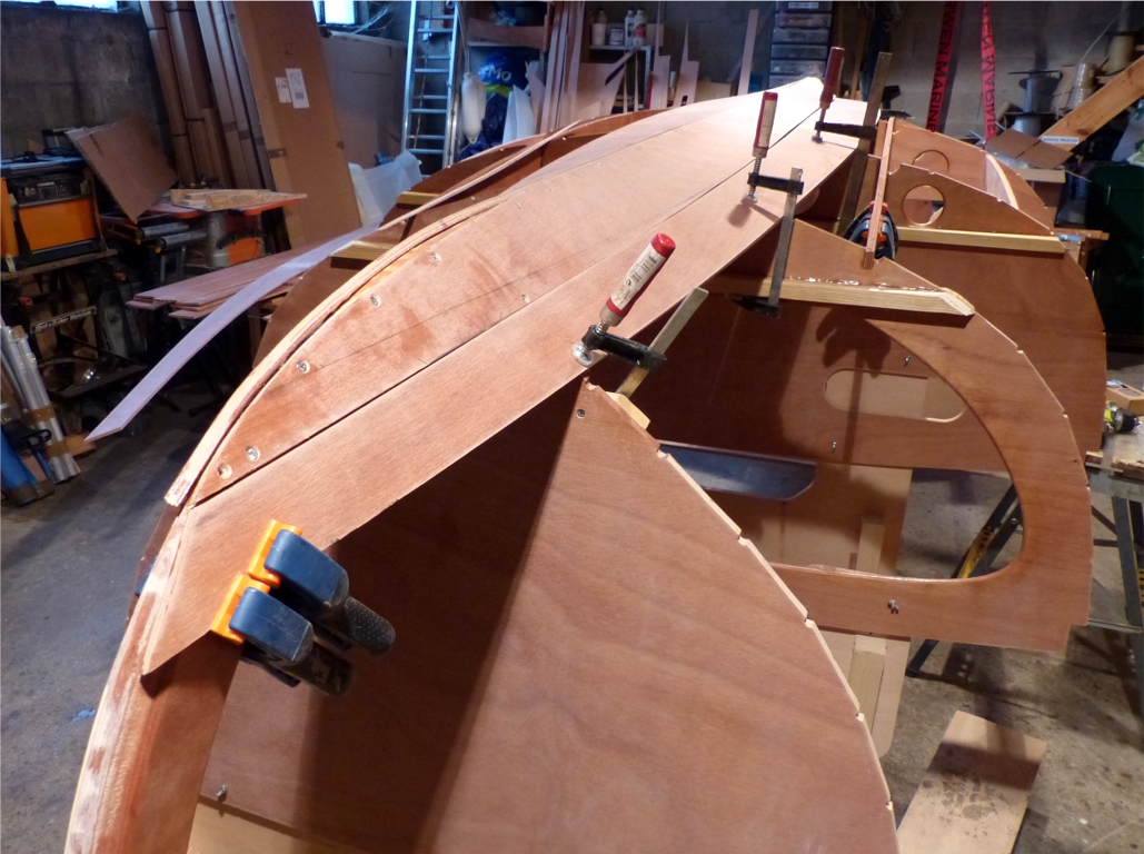 Le lendemain, je positionne le contre-galbord tribord. J'ai pass&eacute; pas mal de temps &agrave; retailler les extr&eacute;mit&eacute;s avant et surtout arri&egrave;re du galbord avant d'arriver &agrave; positionner proprement le contre-galbord, comme on le voit sur l'image suivante. 