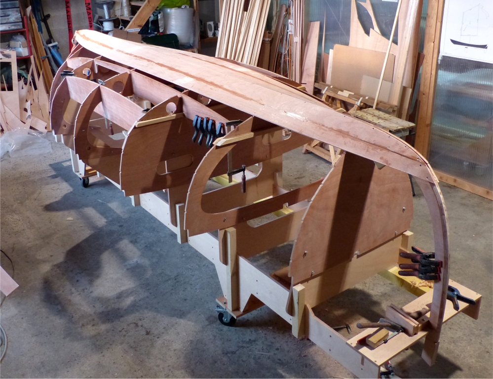 Ouf ! Voici les deux contre-galbords viss&eacute;s et coll&eacute;s. Je r&eacute;fl&eacute;chis en faisant cette photo que la technique utilis&eacute;e est la m&ecirc;me que nous utilisions voil&agrave; presque cinquante ans (eh oui, eh oui) avec mon fr&egrave;re Gilles pour construire nos maquettes de bateaux en petites lattes sur une "charpente" en contreplaqu&eacute; identique &agrave; celle de la barquette, et les probl&egrave;mes de d&eacute;velopp&eacute; que l'on vient de voir sur l'image pr&eacute;c&eacute;dente &eacute;taient exactement les m&ecirc;mes que ceux que nous avions &agrave; r&eacute;soudre avec nos lattes de 10 mm de large ! Comme quoi, on pense parfois avoir perdu sa jeunesse (quand je pense que j'aurais pu devenir footballeur ou politicien...) 