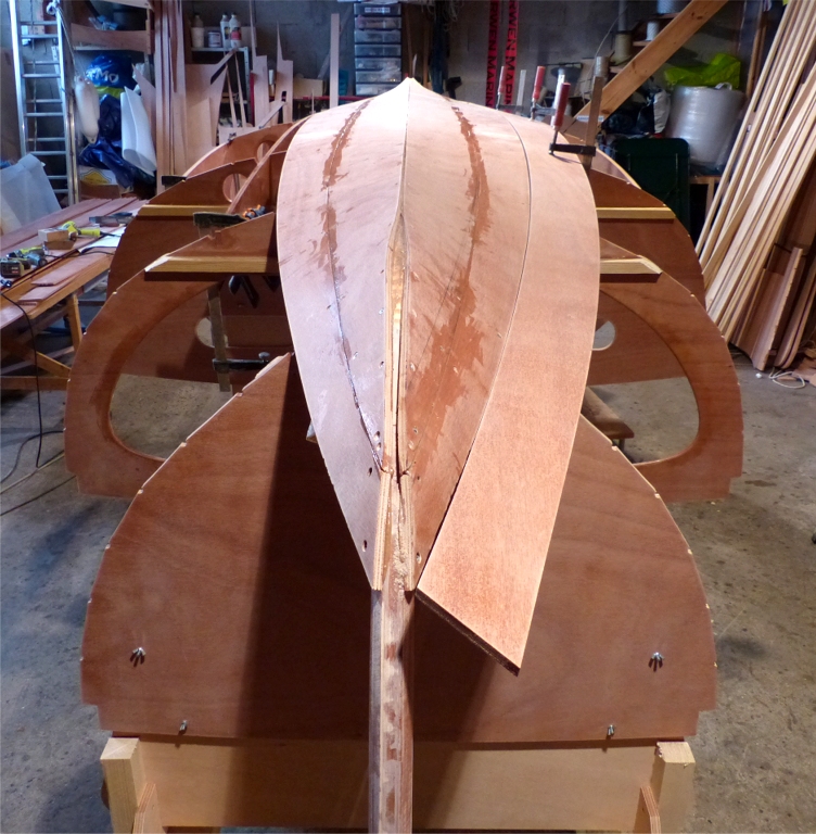 Pr&eacute;sentation du ribord, la troisi&egrave;me virure "nomm&eacute;e", apr&egrave;s elles n'ont plus que des num&eacute;ros jusqu'au carreau ou &agrave; la pr&eacute;ceinte dans le cas d'un bateau pont&eacute;. On voit que son extr&eacute;mit&eacute; avant devra &ecirc;tre fortement vrill&eacute;e pour venir reposer sur l'&eacute;trave, c'est ce que l'on appelle le tr&eacute;vire. Mais je suis bien content, car le retaillage (pas tr&egrave;s &eacute;l&eacute;gant comme mot) des contre-galbords &eacute;tait justifi&eacute;, le ribord vient se poser sans d&eacute;formation anormale le long de son voisin. 