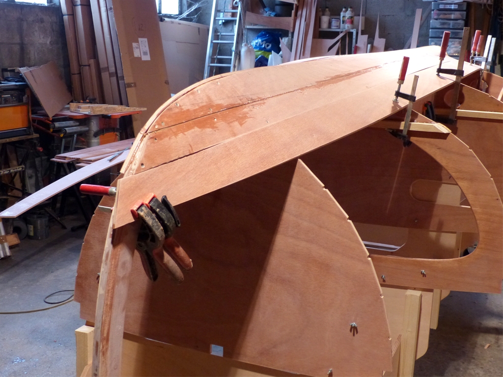 Deux pinces et une presse sont n&eacute;cessaires pour tenir l'extr&eacute;mit&eacute; avant du ribord sur l'&eacute;trave ! C'est du sport pour l'amener dans cette position... Ces jours-ci, j'ai les avant-bras qui gonflent comme Popeye car la musculature des doigts et des mains est soumise &agrave; des efforts inhabituels. Cela me rappelle cette BD de Lucky Luke (sc&eacute;nario du g&eacute;ant Goscinny) o&ugrave; les Dalton doivent travailler pour se racheter afin de ne pas retourner au p&eacute;nitencier, dans le cadre d'une exp&eacute;rience de r&eacute;habilitation. Sur une image, on voit Averell (le grand ben&ecirc;t) &eacute;croul&eacute; &agrave; la fin d'une journ&eacute;e de travail disant (je paraphrase de m&eacute;moire) "J'&eacute;prouve une sensation bizarre, pas vraiment d&eacute;sagr&eacute;able, mais &eacute;trange..." et Joe (le petit teigneux) lui r&eacute;pond "C'est la fatigue, imb&eacute;cile !") Sensation &eacute;videmment inconnue quand on n'a jamais travaill&eacute;... 