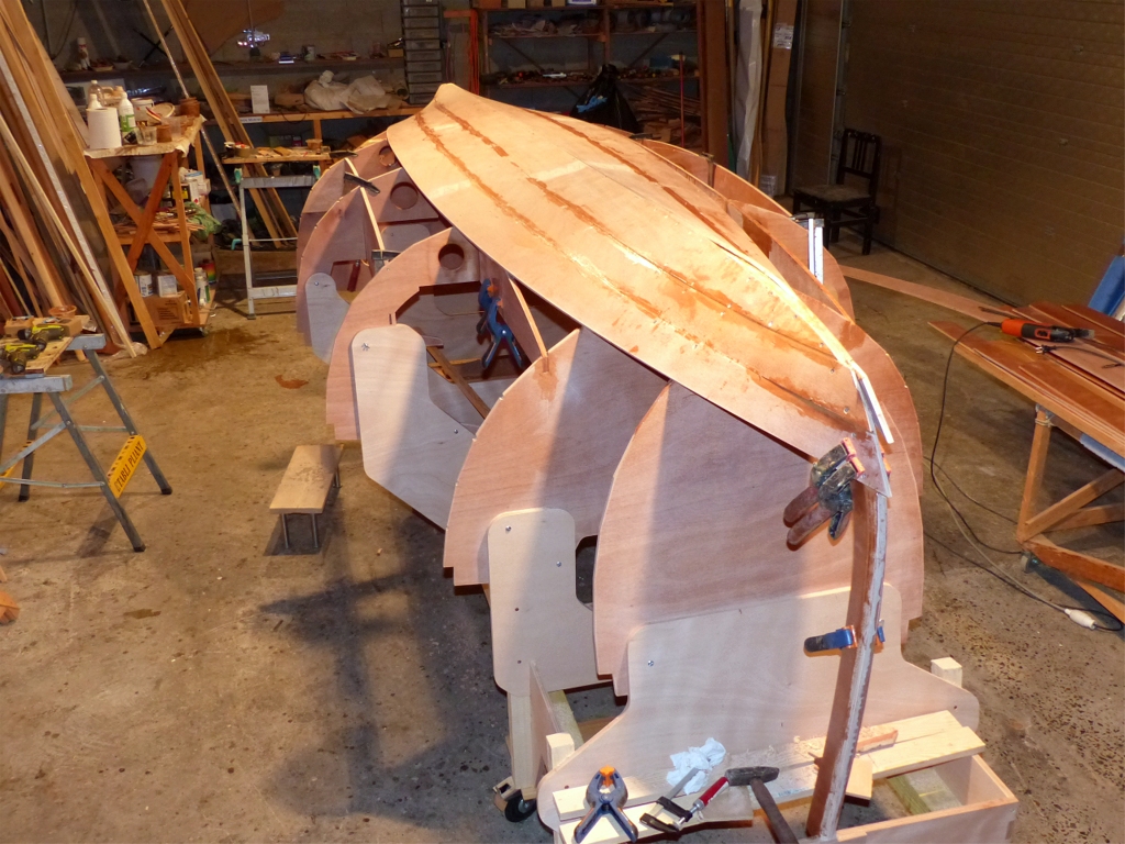 Je pourrai dire la m&ecirc;me chose qu'Averell ce soir, car j'ai r&eacute;ussi &agrave; poser trois virures tout seul et je me tape dans le dos pour me f&eacute;liciter ! Les train&eacute;es "mouill&eacute;es" le long des joints d&eacute;noncent l'&eacute;poxy de collage des virures, par rapport &agrave; la surface ponc&eacute;e qui apparait terne par contraste. 