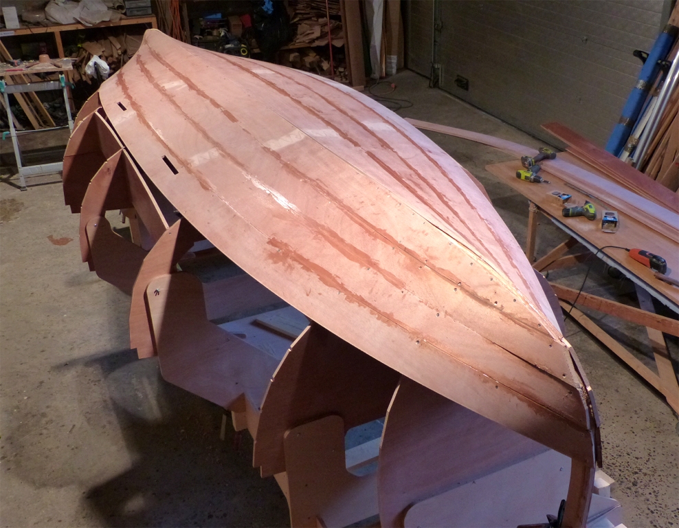 Je trouve cette photo nettement plus convaincante que la pr&eacute;c&eacute;dente pour donner une id&eacute;e de la surface couverte par les virures 1 &agrave; 4. Les mortaises des virures N&deg;4 serviront &agrave; positionner les "ventri&egrave;res", ces petites quilles lat&eacute;rales dont la fonction est de prot&eacute;ger le bordage &agrave; l'&eacute;chouage. Je me dis en appart&eacute; qu'elles ne serviront pas souvent sur un bateau m&eacute;diterran&eacute;en... Que nenni, car ce bateau s&eacute;journera sur une remorque entre deux sorties, et sera donc "&eacute;chou&eacute;" le plus clair de son temps, m&ecirc;me si Michel s'en sert beaucoup, ce que je lui souhaite. 